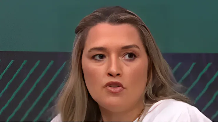 Ana Thaís, da TV Globo, enaltece qualidades do jogador colombiano.