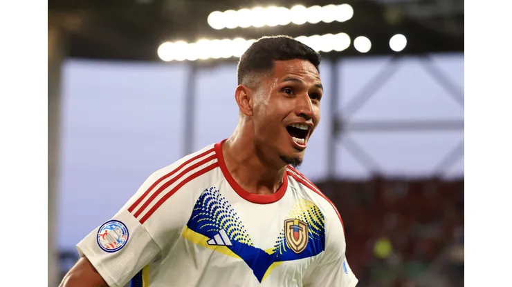 Venezuela e Canadá duelam pelas quartas de final.