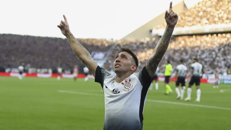 Gustavo Silva comemorando gol pelo Corinthians na Neo Química Arena. (Photo by Ricardo Moreira/Getty Images)