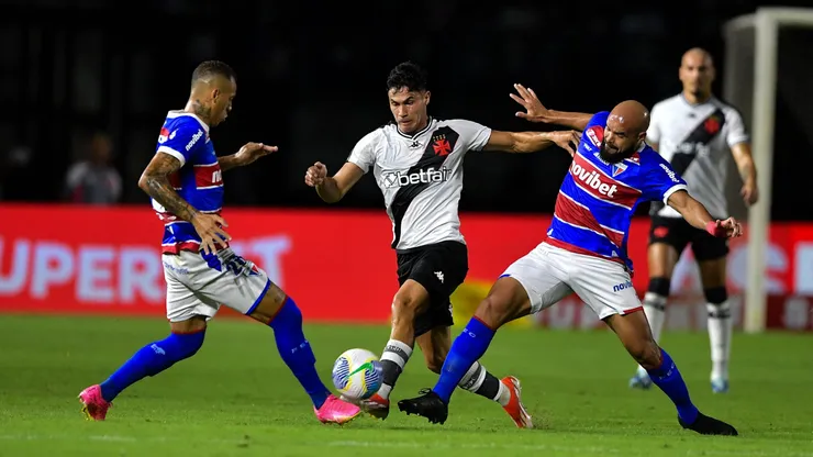 Vasco x Fortaleza duelam pelo Campeonato Brasileiro 2024 nesta quarta-feira (3). Foto: Thiago Ribeiro/AGIF