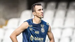 João Schmidt em treino na Vila Belmiro