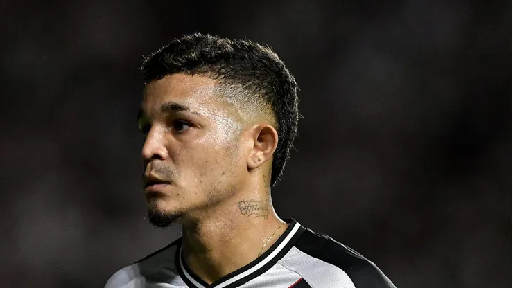 RJ - RIO DE JANEIRO - 16/06/2024 - BRASILEIRO A 2024, VASCO X CRUZEIRO - Adson jogador do Vasco durante partida contra o Cruzeiro no estadio Sao Januario pelo campeonato Brasileiro A 2024.