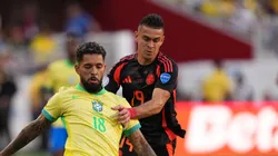 Borré em disputa de bola com Douglas Luiz. Foto: Thearon W. Henderson/Getty Images)