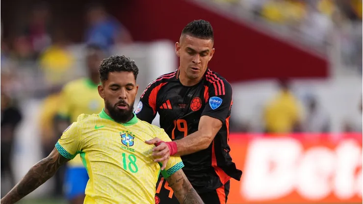 Borré em disputa de bola com Douglas Luiz. Foto: Thearon W. Henderson/Getty Images)