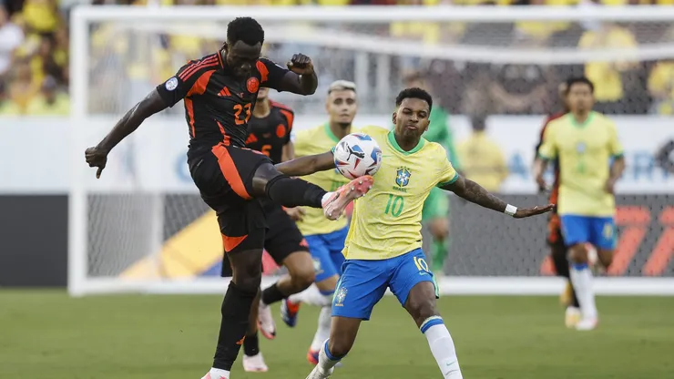 Rodrygo disputa a bola com Sanchez em Brasil x Colômbia. Foto: Lachlan Cunningham/Getty Images.