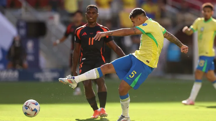 Bruno Guimarães arrisca chute e Brasil x Colômbia. Foto: Ezra Shaw/Getty Images.