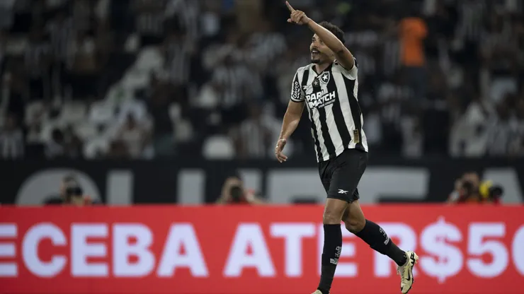 Eduardo jogador do Botafogo comemora seu gol durante partida contra o Bragantino no Estádio Engenhão pelo campeonato Brasileiro A 2024. Foto: Jorge Rodrigues/AGIF