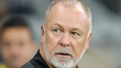 Foto: Gilson Junio/AGIF – Mano Menezes durante partida do Internacional pelo Brasileirão