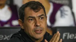 Carille durante partida contra o Chapecoense. Treinador pode receber proposta do rival.