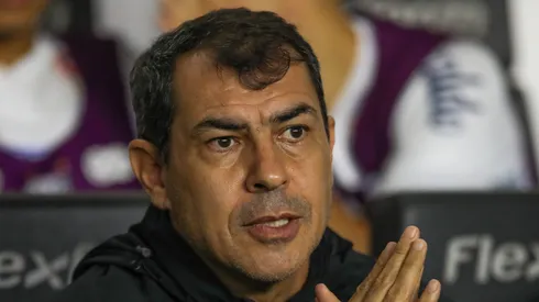 Carille durante partida contra o Chapecoense. Treinador pode receber proposta do rival.