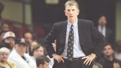 Técnico Paul Westhead viveu polêmicas na NBA e na NCAA nos anos 1980 (Foto: J.D. Cuban /Allsport)