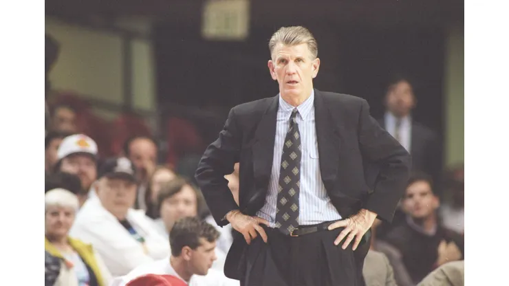 Técnico Paul Westhead viveu polêmicas na NBA e na NCAA nos anos 1980 (Foto: J.D. Cuban /Allsport)