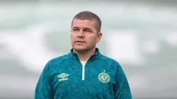 Umberto Louzer, técnico da Chapecoense, durante partida contra o America-MG no estadio Arena Condá pelo Brasileirão Série B 2024. Foto: Liamara Polli/AGIF