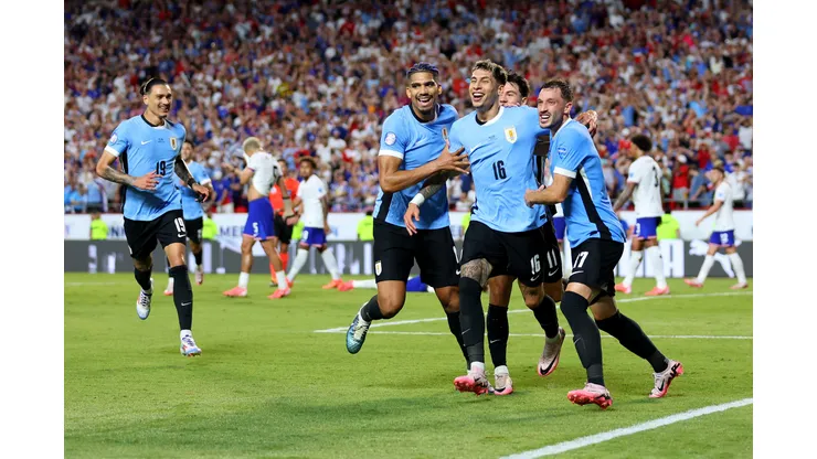 Jogadores do Uruguai comemorando gol contra os Estados Unidos na Copa América. (Foto de Michael Reaves/Getty Images)