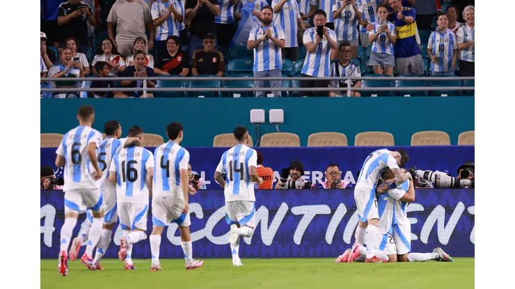 Lautaro Martinez comemorando com os jogadores da Argentina, um gol pela Copa América. (Photo by Carmen Mandato/Getty Images)