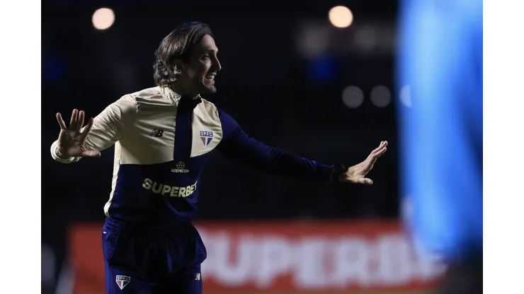 Luís Zubeldía terá grande desafio nesta quarta.