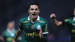 Raphael Veiga jogador do Palmeiras comemora seu gol durante partida contra o Corinthians no estadio Arena Allianz Parque pelo campeonato Brasileiro A 2024. Foto: Ettore Chiereguini/AGIF