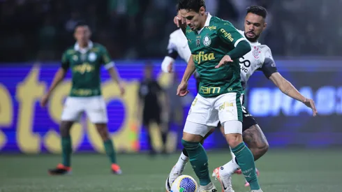 Raphael Veiga jogador do Palmeiras disputa lance com Raniele jogador do Corinthians.