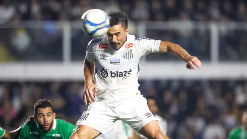 Willian no lance do Gol da vitória do Santos contra a Chapecoense