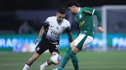 Piquerez jogador do Palmeiras disputa lance com Gustavo Mosquito jogador do Corinthians durante partida no estadio Arena Allianz Parque pelo campeonato Brasileiro A 2024. Foto: Ettore Chiereguini/AGIF