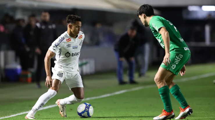 Weslley Patati jogador do Santos durante partida contra a Chapecoense na Vila Belmiro pelo campeonato Brasileiro B 2024. (Foto: Reinaldo Campos/AGIF)