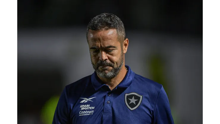 Artur Jorge precisa resolver o problema botafoguense diante do Cuiabá.