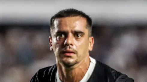 Fagner durante partida contra o Santos. Lateral deve ficar no Timão.