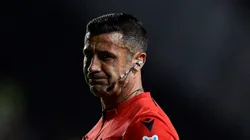 O árbitro Bráulio da Silva Machado durante partida entre Vasco e São Paulo no estádio São Januario pelo campeonato Brasileiro A 2023. Foto: Thiago Ribeiro/AGIF