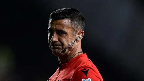 O árbitro Bráulio da Silva Machado durante partida entre Vasco e São Paulo no estádio São Januario pelo campeonato Brasileiro A 2023. Foto: Thiago Ribeiro/AGIF