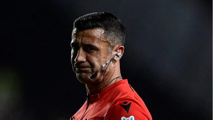 O árbitro Bráulio da Silva Machado durante partida entre Vasco e São Paulo no estádio São Januario pelo campeonato Brasileiro A 2023. Foto: Thiago Ribeiro/AGIF