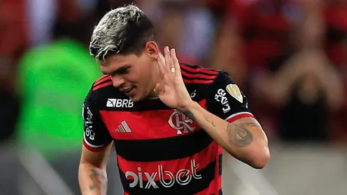 Ayrton Lucas foi o centro das atenções em suposto pênalti para o Flamengo no 2º tempo contra o Cruzeiro