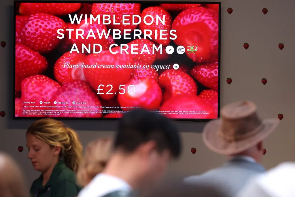 A iguaria mais popular para a torcida durante o torneio de Wimbledon (Foto: Julian Finney/Getty Images)