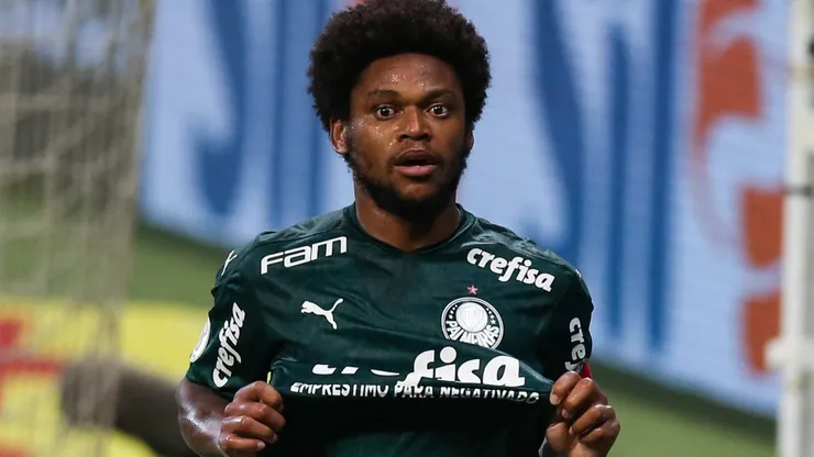 Luiz Adriano foi vetado pelo CG e Santos negocia com outro camisa 9