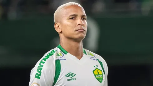 Deyverson, jogador do Cuiabá, durante execucao do hino nacional antes da partida contra o Coritiba no estadio Couto Pereira pelo Brasileirão Série A 2023. Foto: Robson Mafra/AGIF