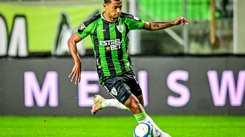 Goiás e América-MG duelam pela parte de cima da tabela.