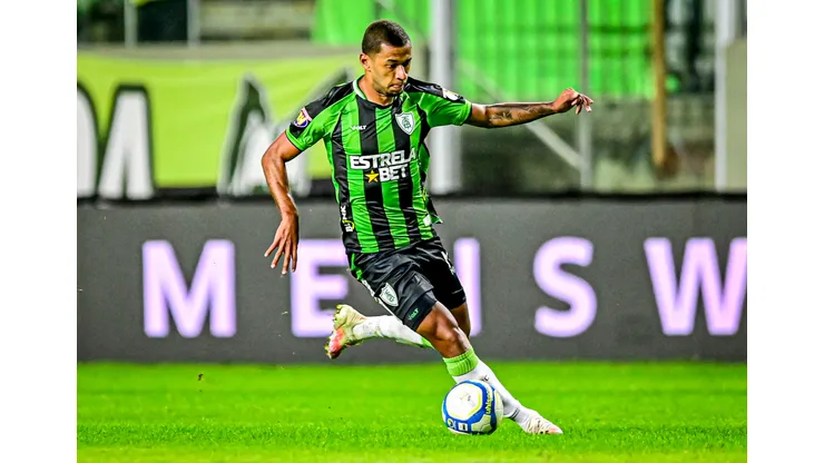 Goiás e América-MG duelam pela parte de cima da tabela.