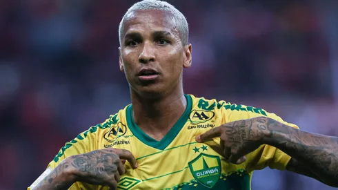 Deyverson comemorando gol durante partida entre Internacional e Cuiabá, no Estádio Beira-Rio, pelo Campeonato Brasileiro de 2023, no dia 29/07.