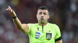 O árbitro Bráulio da Silva Machado durante partida entre Flamengo e Cruzeiro no estádio Maracanã pelo Brasileirão Série A 2024. Foto: Thiago Ribeiro/AGIF