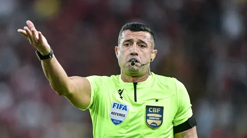 O árbitro Bráulio da Silva Machado durante partida entre Flamengo e Cruzeiro no estádio Maracanã pelo Brasileirão Série A 2024. Foto: Thiago Ribeiro/AGIF