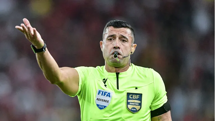 O árbitro Bráulio da Silva Machado durante partida entre Flamengo e Cruzeiro no estádio Maracanã pelo Brasileirão Série A 2024. Foto: Thiago Ribeiro/AGIF