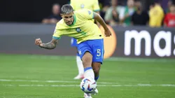 Bruno Guimarães em partida da Copa América (Foto: Ronald Martinez/Getty Images)