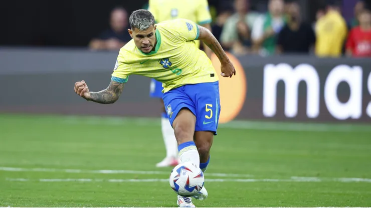 Bruno Guimarães em partida da Copa América (Foto: Ronald Martinez/Getty Images)