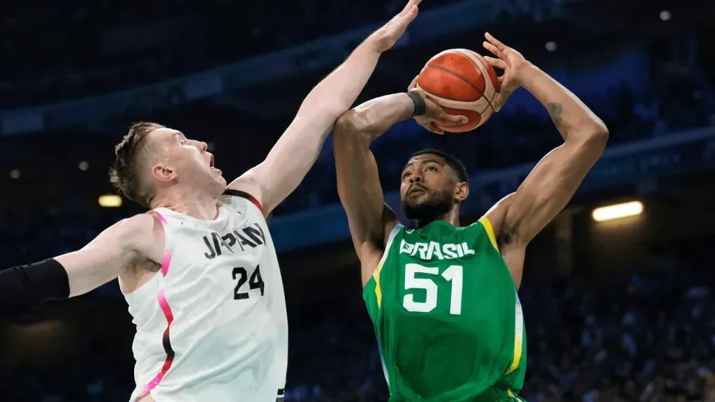 Bruno Caboclo, pela Seleção Brasileira de basquete, e o número 24 da Seleção Japonesa, disputam bola