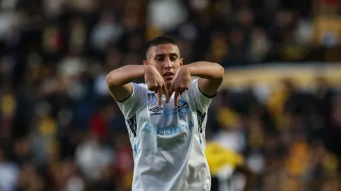 Monsalve jogador do Grêmio comemora seu gol durante partida. Foto: Leonardo Hubbe/AGIF