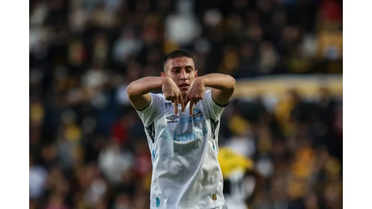 Monsalve jogador do Grêmio comemora seu gol durante partida. Foto: Leonardo Hubbe/AGIF