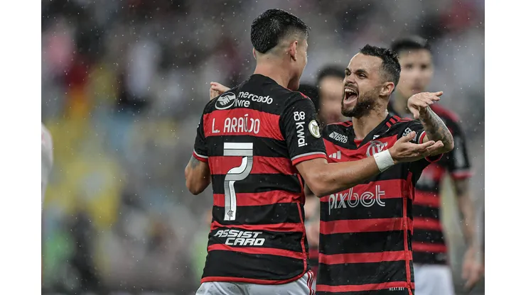 Luiz Araújo comemorando gol com Michael. Foto: Thiago Ribeiro/AGIF