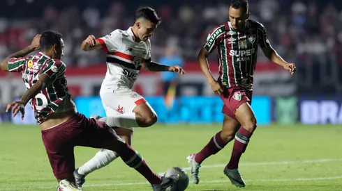 Nestor jogador do Sao Paulo disputa lance com Antonio Carlos jogador do Fluminense. Foto: Anderson Romao/AGIF