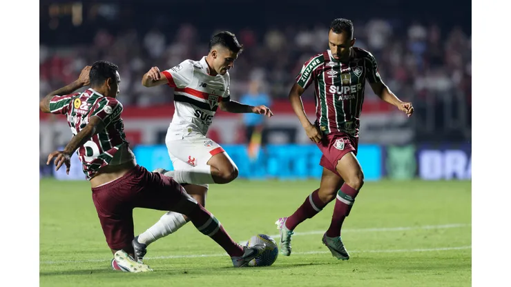 Nestor jogador do Sao Paulo disputa lance com Antonio Carlos jogador do Fluminense. Foto: Anderson Romao/AGIF
