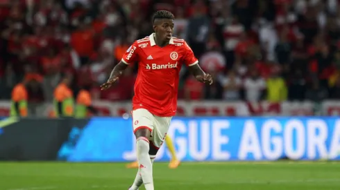 Zagueiro ficou três jogos no banco de reservas. Fernando Alves/Getty Images.