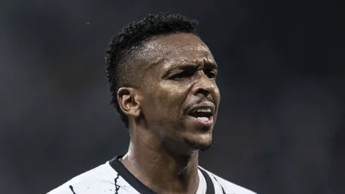 Jô em ação ainda nos tempos de Timão.